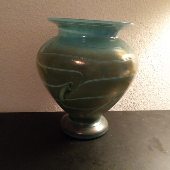 EXQUISITE Signed Tom Stoenner Hand Blown 12" Luster Art Glass Squat Vase. - Picture 1 of 6